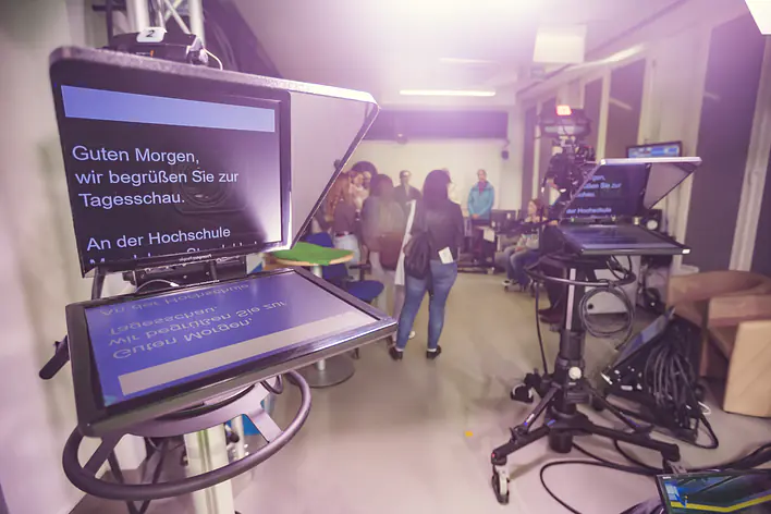 Studierende im TV-Studio