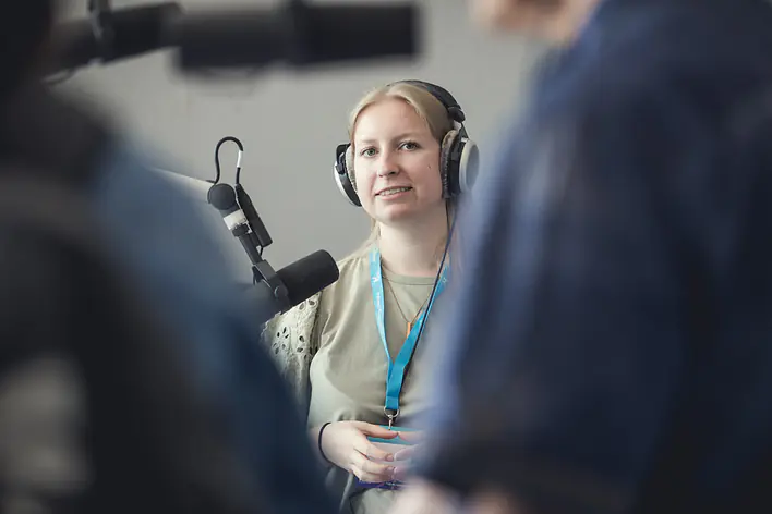 Studentin im Radiostudio bei einer Aufnahme.