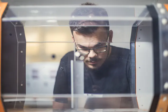 Student bei Laborversuch