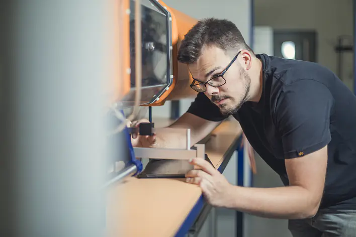 Student im Labor bei Versuch