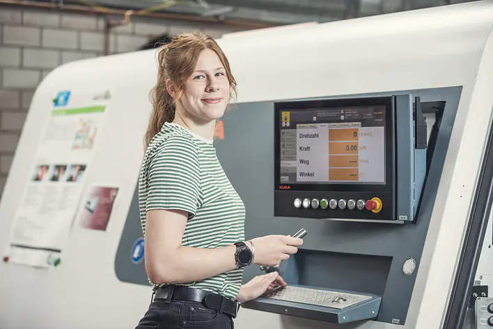 Junge Maschinenbaustudentin an einer Maschine