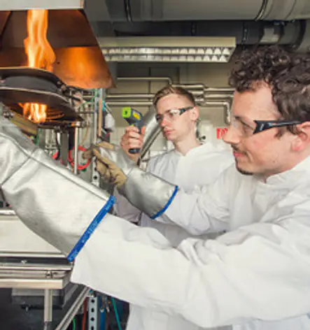 Studierende bei einem Experiment im Brandschutzlabor