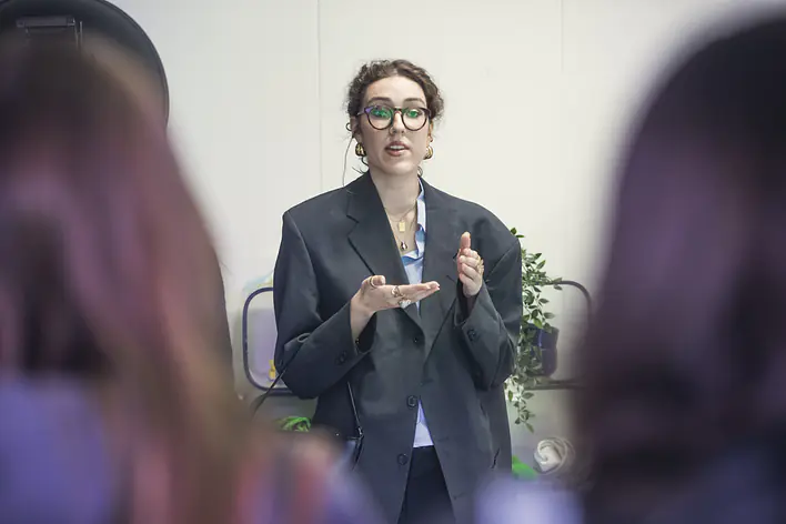 Junge Frau im Gespräch mit mehreren Personen