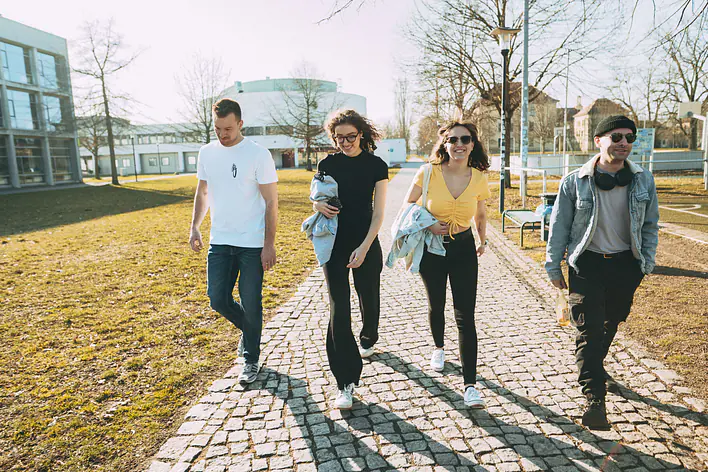 Studierende auf dem Campus in Magdeburg