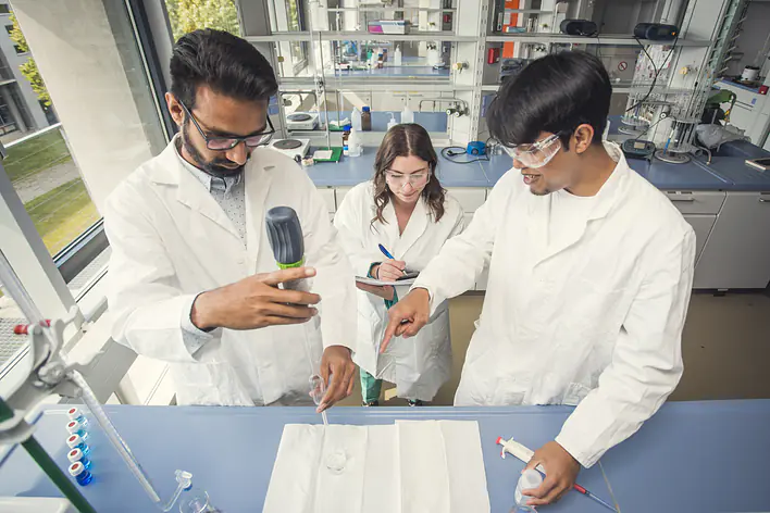 Studierende bei Laborarbeit