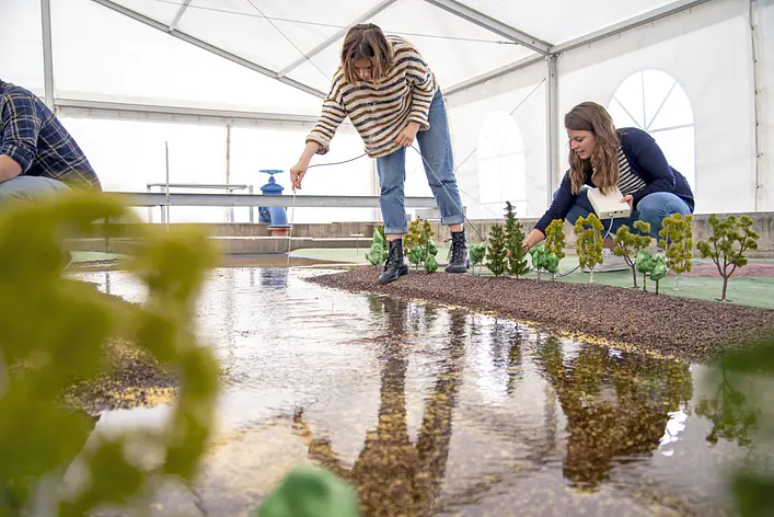 Studierende bei einer Projektarbeit am Modellbau