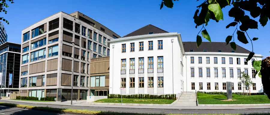 Unser Gebäude direkt am Rhein.