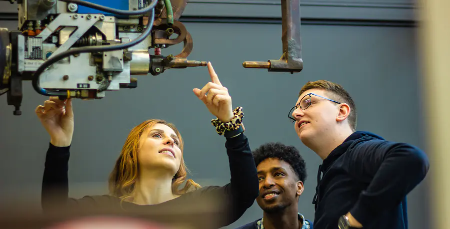 3 Studierende an einer Industrie-Anlage