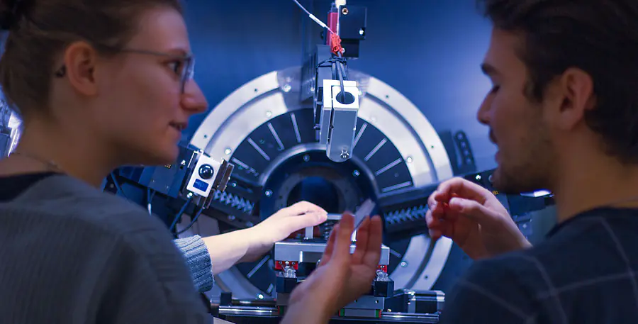 2 Studierende analysieren eine Industriemaschine