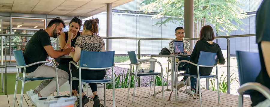 Studierende beim Lernen in der Bibliothek