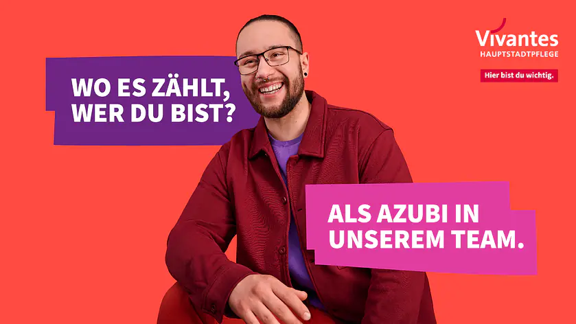 Auszubildender lächelt, Text drückt Wertschätzung im Team aus