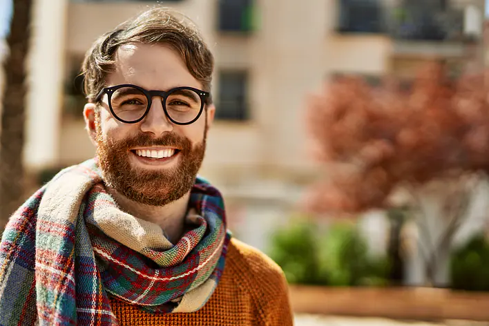 Junger Mann mit Brille und Schal