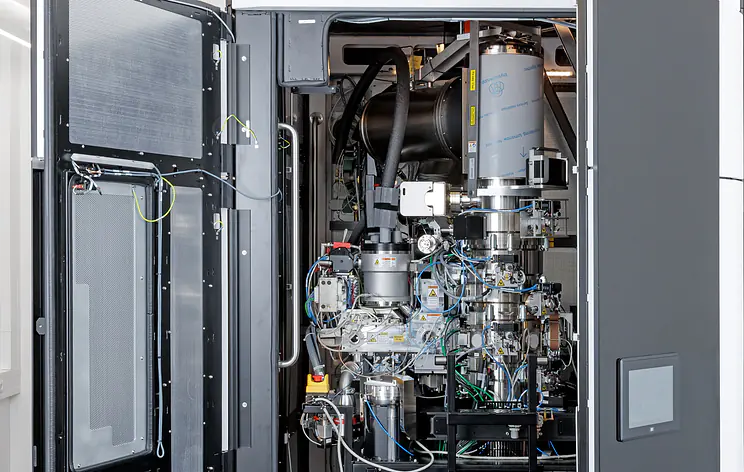 Master Thesis - Investigation of gate-induced strain fields in spin qubits through cryogenic (S)TEM