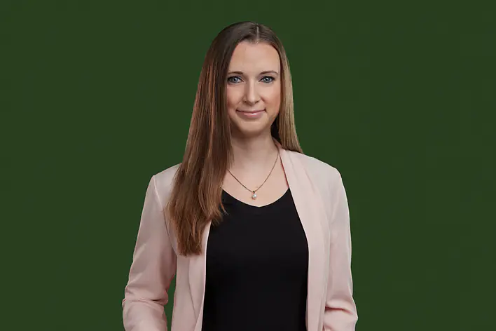 Studentin vor dunkelgrünem Hintergrund