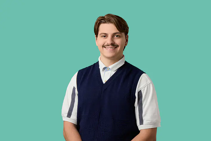 Student vor türkisfarbenem Hintergrund