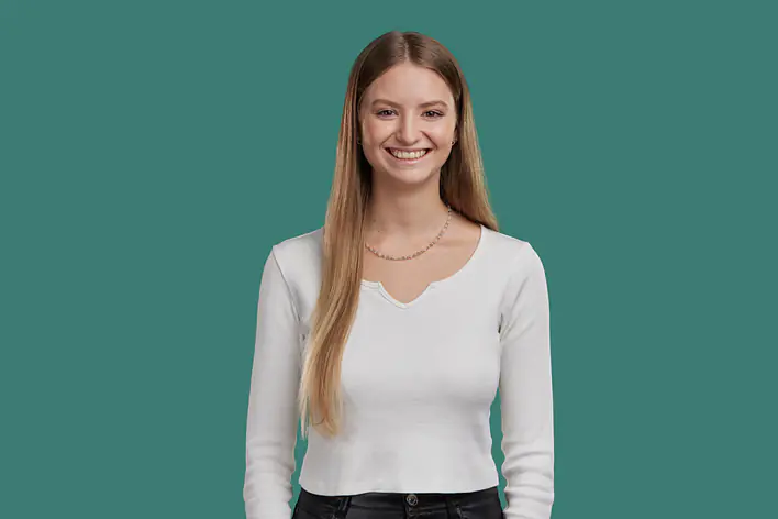 Studentin vor petrolfarbenem Hintergrund