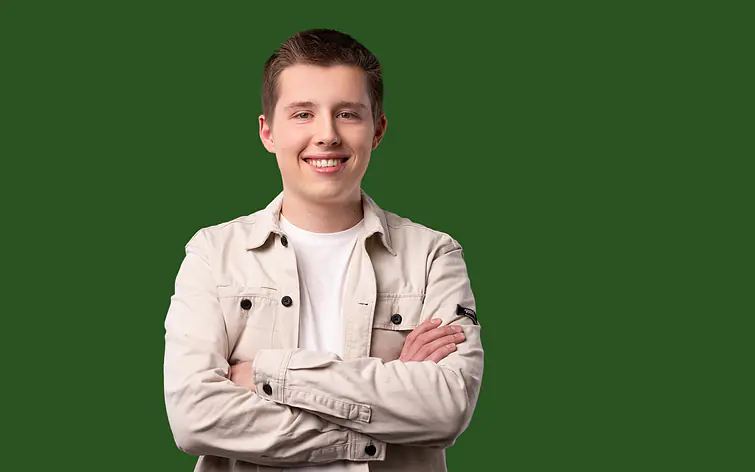 Student vor grünfarbenem Hintergrund