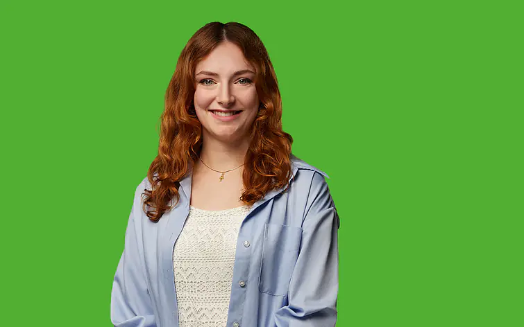 Studentin vor grünfarbenem Hintergrund