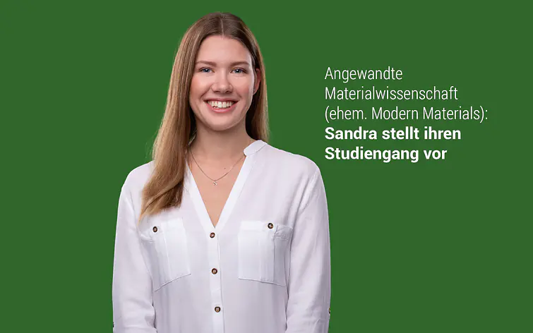 Studentin vor grünfarbenem Hintergrund