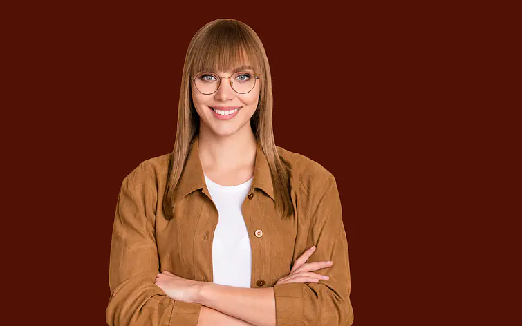 Studentin vor dunkelrotem Hintergrund