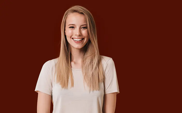 Student vor dunkelrotem Hintergrund