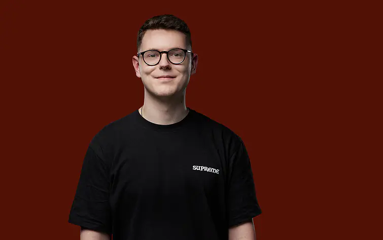 Student vor dunkelrotem Hintergrund