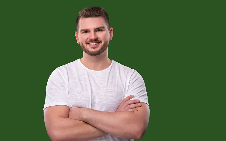 Student vor grünfarbenem Hintergrund