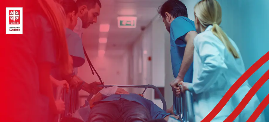 vier Menschen schieben in Eile einen Menschen auf einem Krankenbett