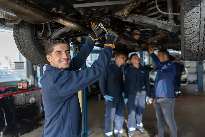 Ausbildung Kfz-Mechatroniker_Flughafen Stuttgart_Header_Stellenanzeigen