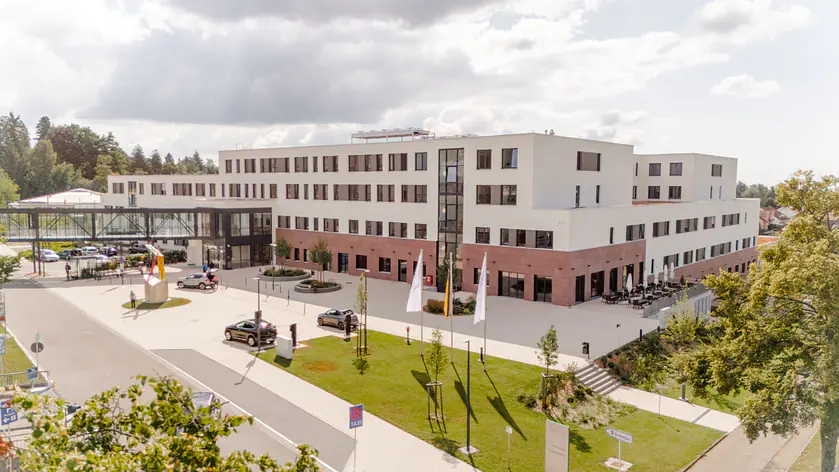 Außenansicht vom Klinikgebäude