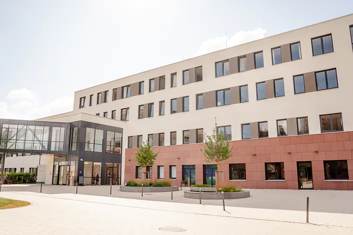 Foto von der Außenansicht des Klinikums