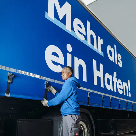 Mehr als ein Hafen LKW