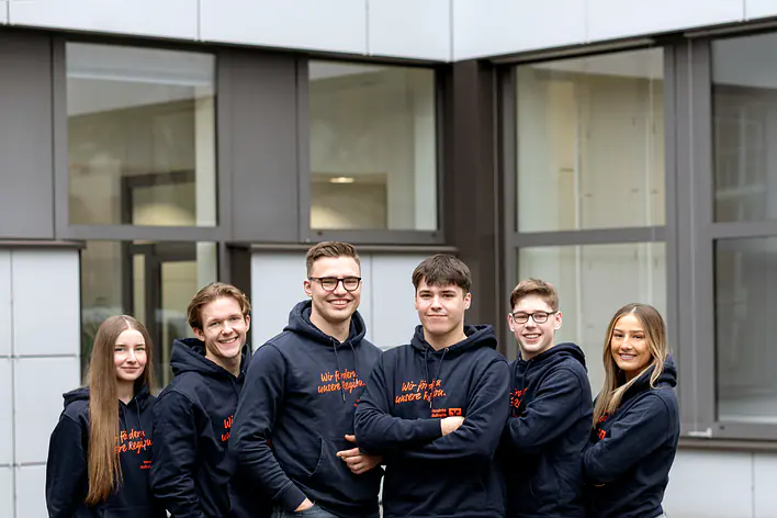 sechs Junge Menschen im Volksbank-Hoodie