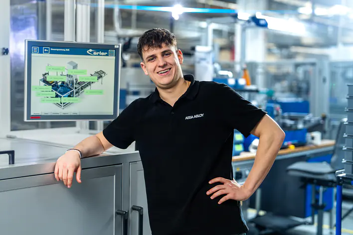 Auszubildender am Roboter