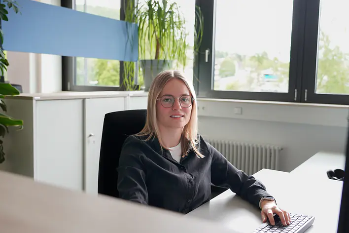 Studentin sitz am Schreibtisch