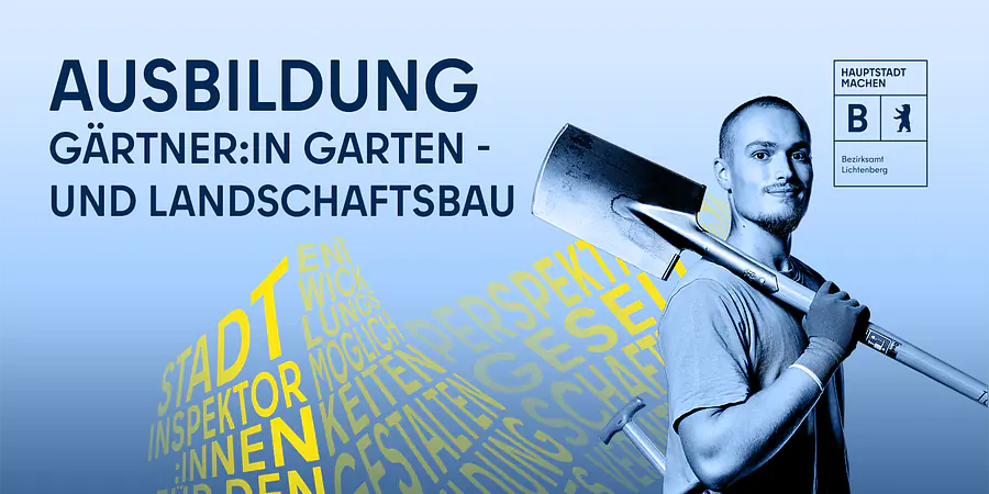 Ein junger Mann steht aufrecht und blickt in die Kamera. Über seiner rechten Schulter liegt eine Schaufel, die er mit der rechten Hand festhält. Diese Hand steckt in einem Arbeitshandschuh. Aus seiner Hosentasche ragt ein Hammer.