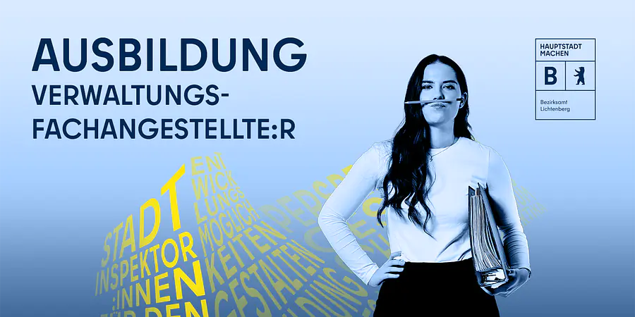 Eine junge Frau hat einen Stift zwischen  Nase und Oberlippe eingeklemmt. Sie steht aufrecht, blickt in die Kamera und hält einen Ordner unter dem linken Arm.