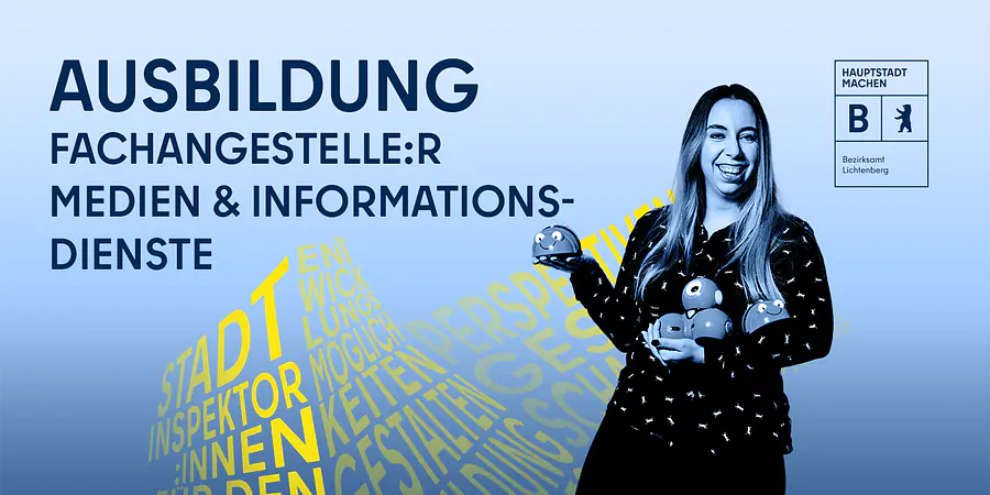 Eine junge Frau schaut lachend in die Kamera. In ihren Händen hält sie mehrere kleine Gegenstände, darunter zwei Bienenfiguren aus Plastik.
