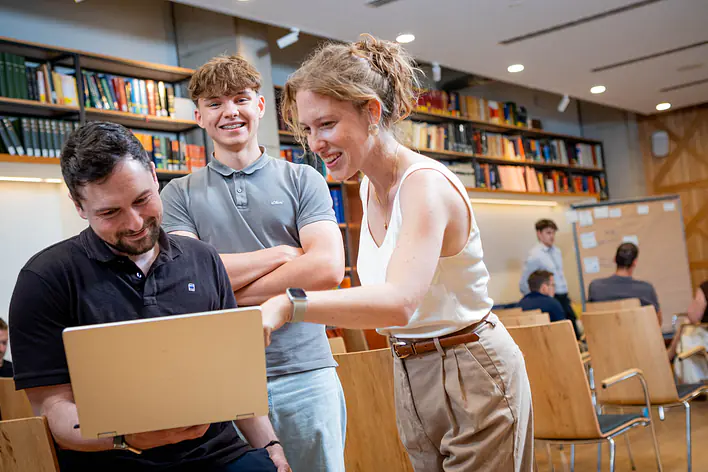 Ausbilderin mit zwei Auszubildenden