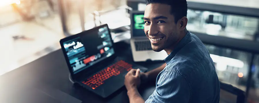 IT Azubi bei der Arbeit