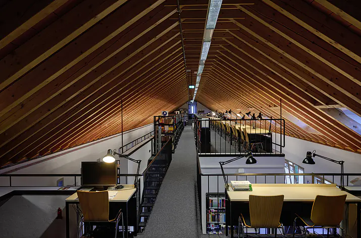 Das Dachgeschoss der Bibliothek der EBS Universität