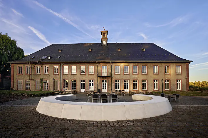 Das Hauptgebäude des EBS Campus Schloss